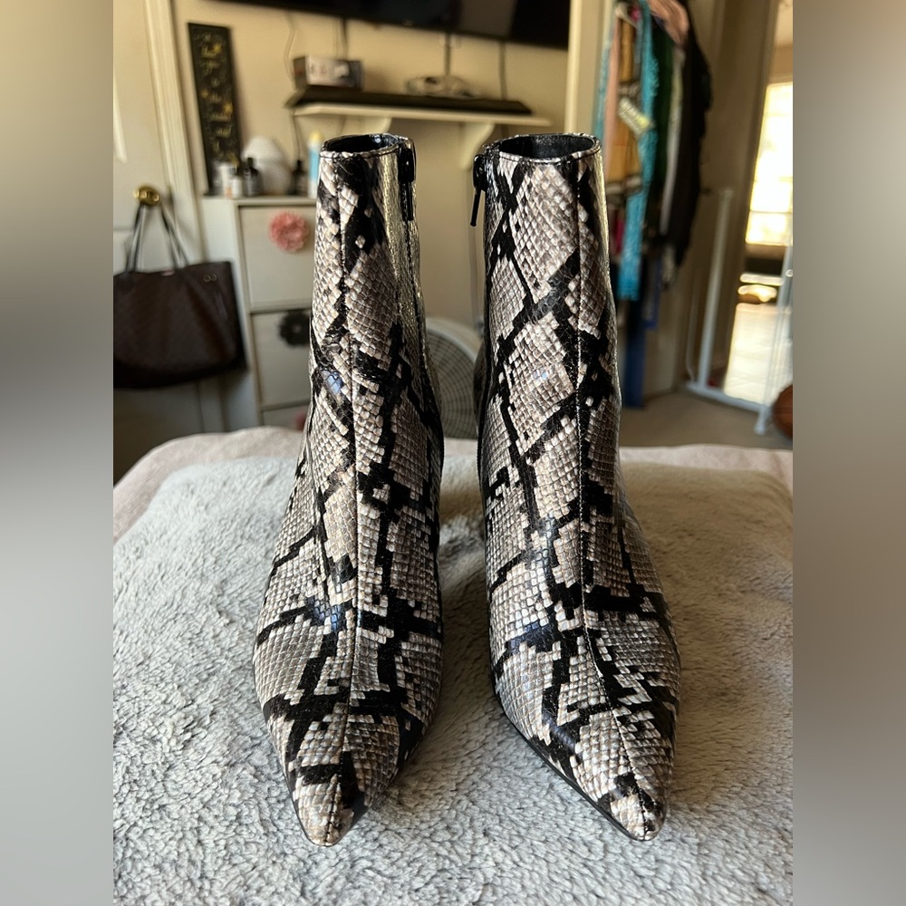 JEFFREY CAMPBELL RAVEN GENUINE LEATHER BLACK PYTHON BOOTS - LIKE NEW! - Picture 3 of 10